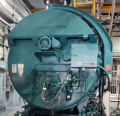 Caldera Cleaver-Brooks de 800 HP con pintura nueva en una sala de calderas
