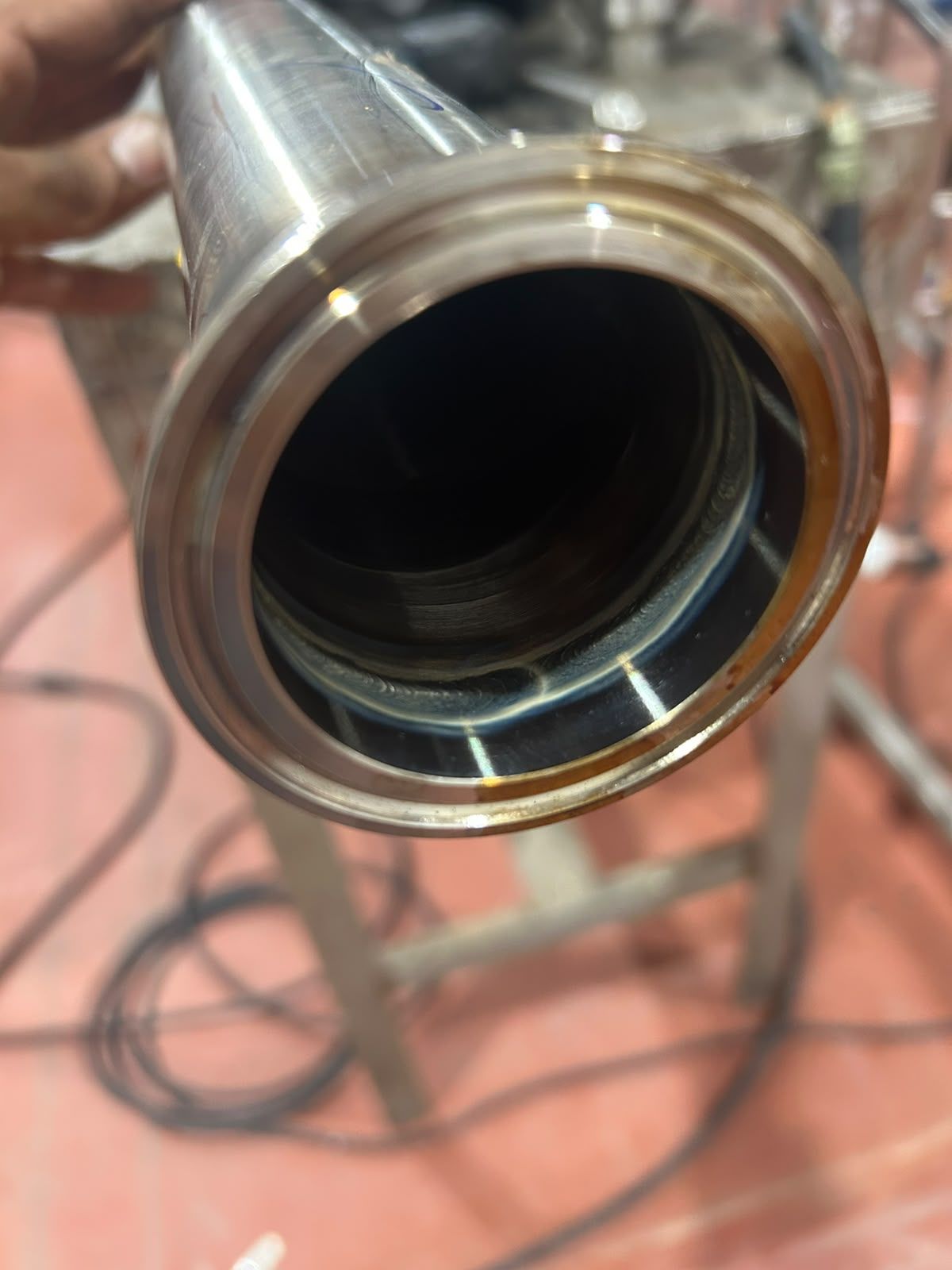 Detalle de una unión soldada en tubo de acero inoxidable